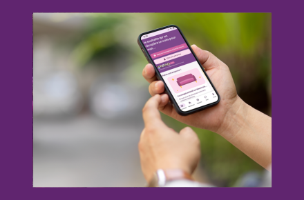 Une personne utilise l’application Tut Tut sur son téléphone pour organiser la livraison d’un meuble